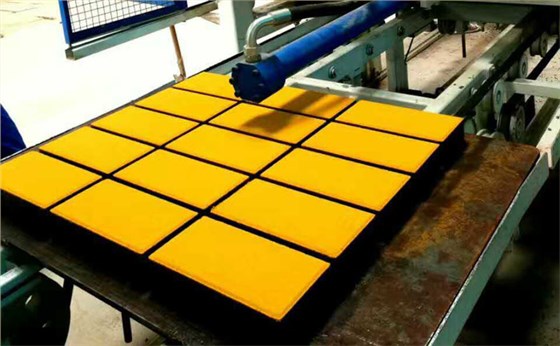 全自動(dòng)透水磚機(jī)制品