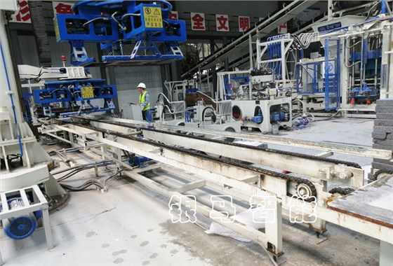 如何減少自動制磚設(shè)備砌塊磚機(jī)在生產(chǎn)中的磨損？