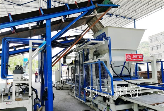 透水磚機(jī)：鋼渣尾礦制磚設(shè)備繪環(huán)保藍(lán)圖，筑綠色風(fēng)景！