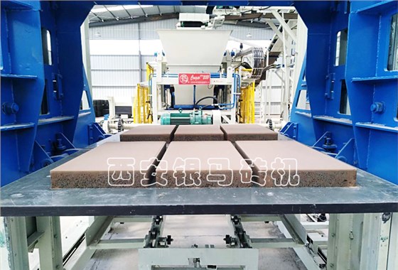 全自動(dòng)新型磚機(jī)：透水磚機(jī)創(chuàng)造亮點(diǎn)，變更思路，實(shí)力樹(shù)立行業(yè)標(biāo)桿！