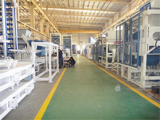 銀馬磚機(jī)生產(chǎn)車(chē)間