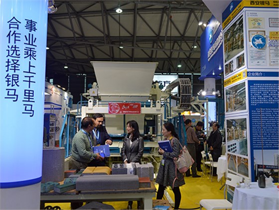 上海寶馬展外國友人了解我們設(shè)備