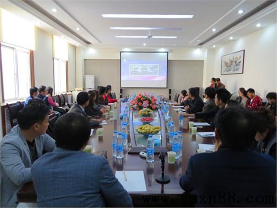 銀馬透水磚機廠家扒皮會現(xiàn)場 銀馬透水磚機廠家扒皮會現(xiàn)場