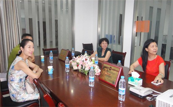 各位領(lǐng)導(dǎo)認(rèn)真觀看銀馬磚機(jī)視頻 各位領(lǐng)導(dǎo)認(rèn)真觀看銀馬磚機(jī)視頻