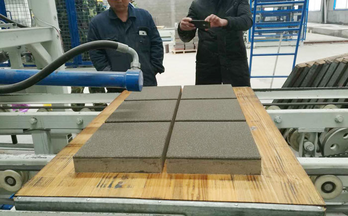 水泥砌塊磚機設備生產(chǎn)的燒結制品可“吸廢”