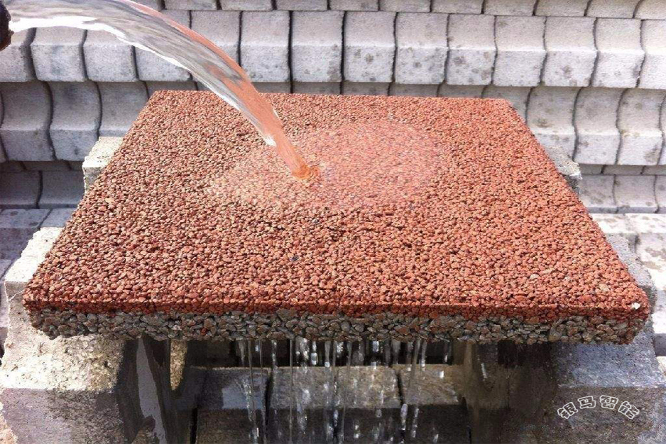 透水磚機是維護生態(tài)平衡，保護水資源的重要設備