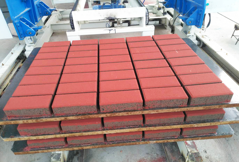 透水磚機(jī)：噴油潤(rùn)滑適用于那種情況？