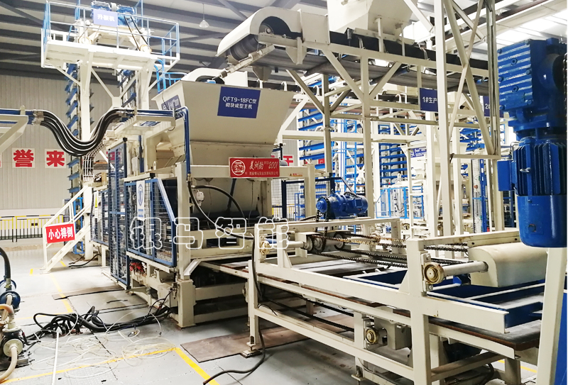 透水磚機(jī)設(shè)備配套皮帶輸送機(jī)安裝時(shí)應(yīng)滿足這些條件！