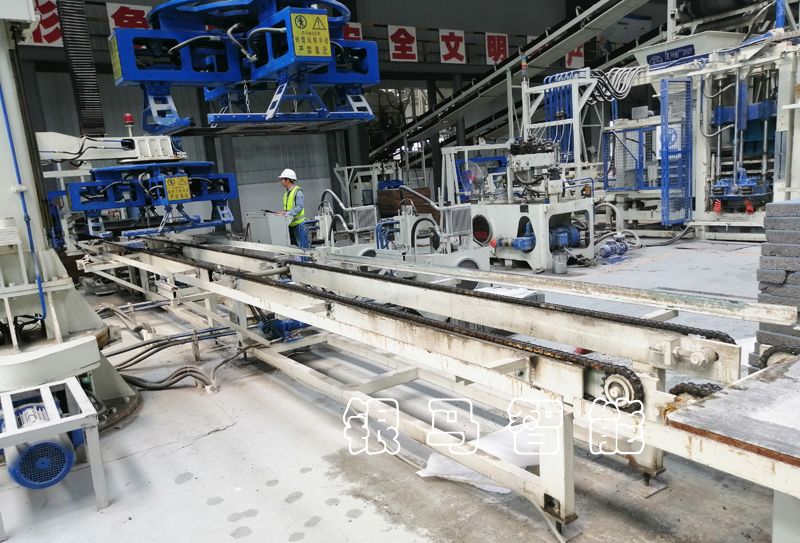 如何減少自動制磚設(shè)備砌塊磚機在生產(chǎn)中的磨損？