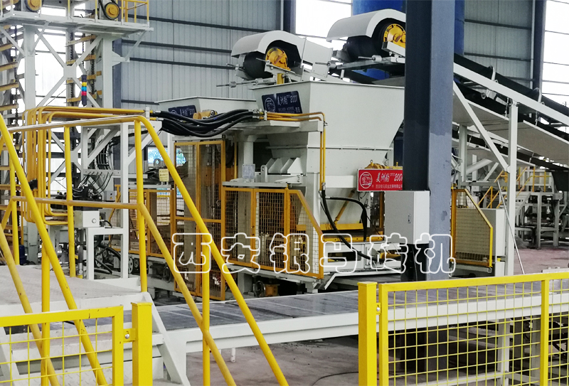 全自動路沿石生產(chǎn)設(shè)備：免燒磚機科技利刃，創(chuàng)新敢為人先！