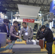 上海寶馬展我們業(yè)務(wù)經(jīng)理講解我們的設(shè)備_副本