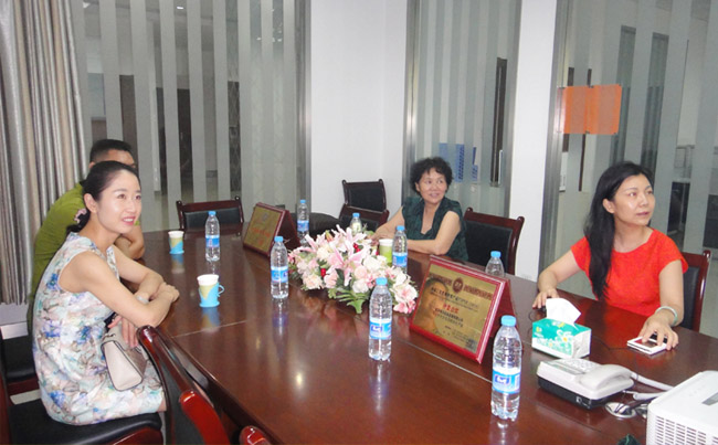 各位領(lǐng)導(dǎo)認真觀看銀馬磚機視頻 各位領(lǐng)導(dǎo)認真觀看銀馬磚機視頻