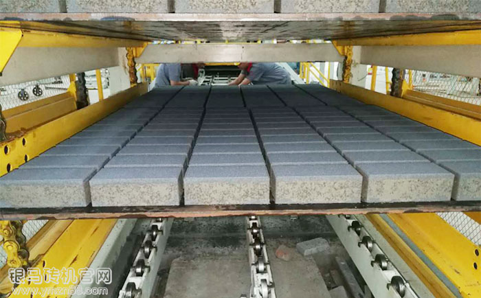 透水磚制磚機(jī)制品