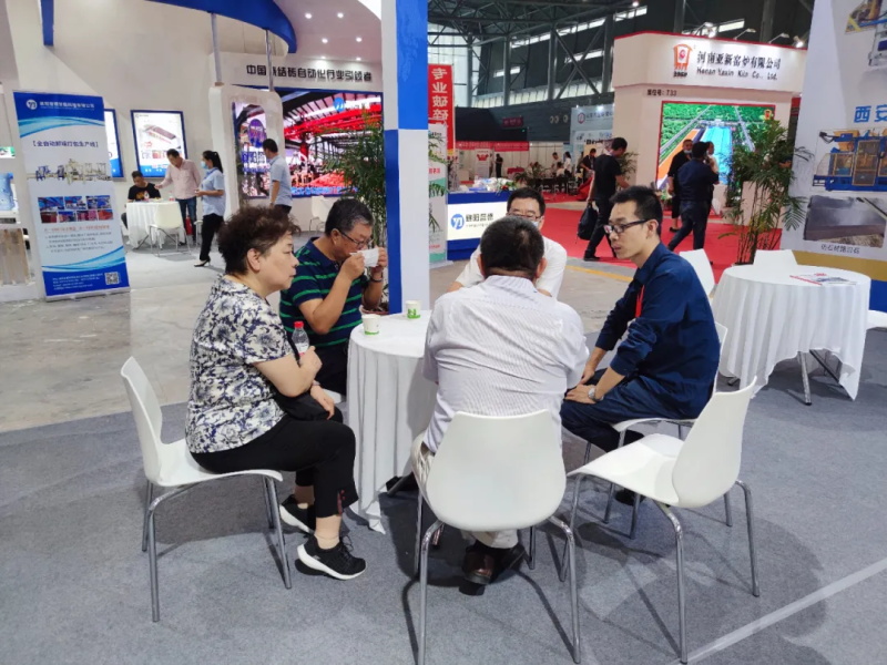 中國(guó)建材聯(lián)合會(huì)副會(huì)長(zhǎng)磚瓦工業(yè)協(xié)會(huì)會(huì)長(zhǎng)孫向遠(yuǎn)、副會(huì)長(zhǎng)許彥明、秘書(shū)長(zhǎng)周炫等領(lǐng)導(dǎo)，專(zhuān)程來(lái)到正在安徽國(guó)際會(huì)展中心參展的西安銀馬展廳